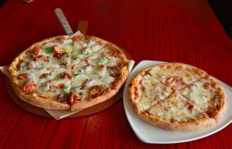 Flippers pizzaria - Flippers Orlando Locations. Flippers is the best pizza restaurant serving South Orlando's Sodo district. Brick oven pizza for Dine-in, Takeout, Catering, and Delivery. Call (407) 425-5995. 